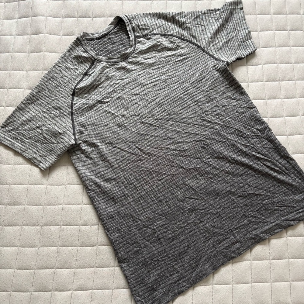 Lululemon Athletica Men's Heathered Gray Short Sleeve Crew Tee - Gradient Design